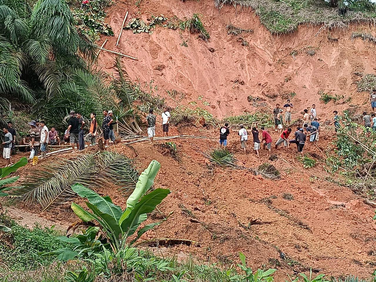 IMG-20251202-WA0001 Korban Bencana Longsor di Taput Dapat Bantuan Indomie Dan Roti di Hari Ke Enam