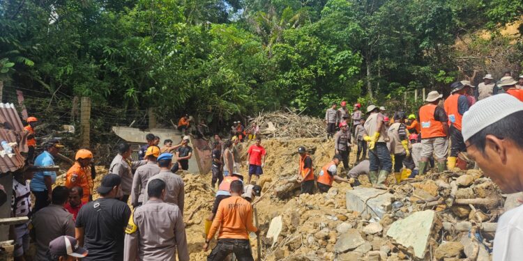 Tim Gabungan Kerahkan 85 Personel Cari Anak 12 Tahun yang Tertimbun Longsor di Sibolga