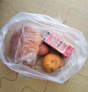Makanan Bergizi Dibagikan Dalam Kantong Plastik Disekolah Kecamatan Teupah Barat