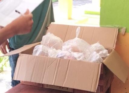 IMG-20251220-WA0040-1 Makanan Bergizi Dibagikan Dalam Kantong Plastik Disekolah Kecamatan Teupah Barat