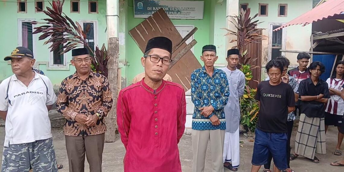 Warga Desa Lantik Segel Kantor Desa, Tuntut Transparansi Dana Desa 2023–2025