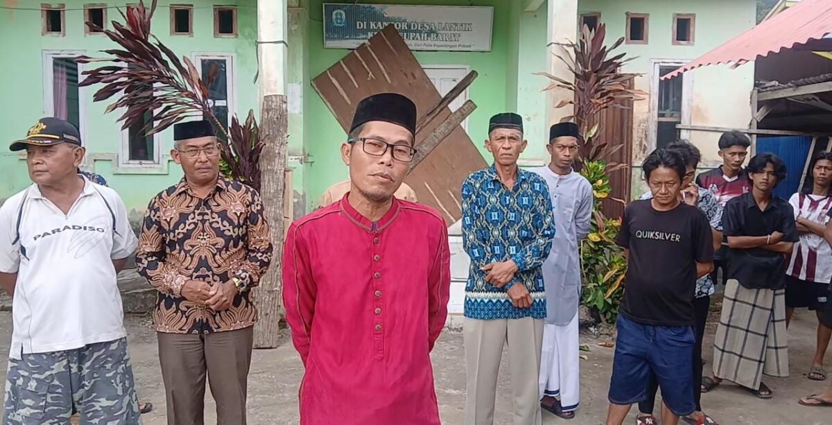 Warga Desa Lantik Segel Kantor Desa, Tuntut Transparansi Dana Desa 2023–2025