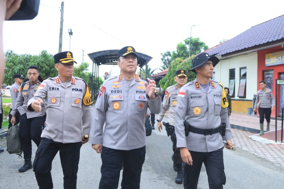 Wakapolri Tinjau Langsung Banjir Aceh Utara, Salurkan Alat Berat dan Bantuan Logistik