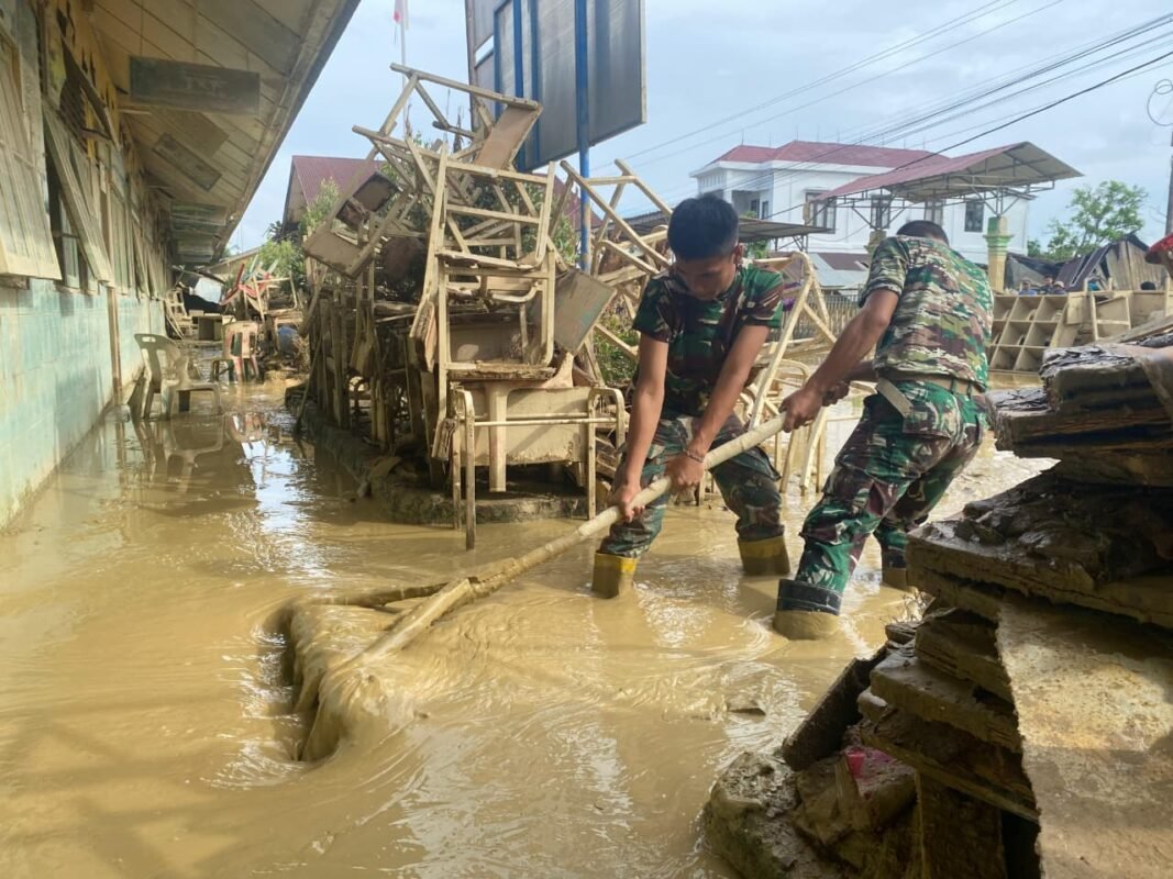 Prajurit TNI Bersihkan Sekolah Pascabanjir Aceh Tamiang