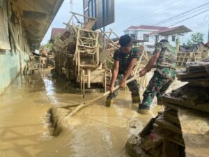 Prajurit TNI Bersihkan Sekolah Pascabanjir Aceh Tamiang