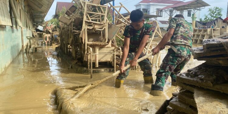 Prajurit TNI Bersihkan Sekolah Pascabanjir Aceh Tamiang