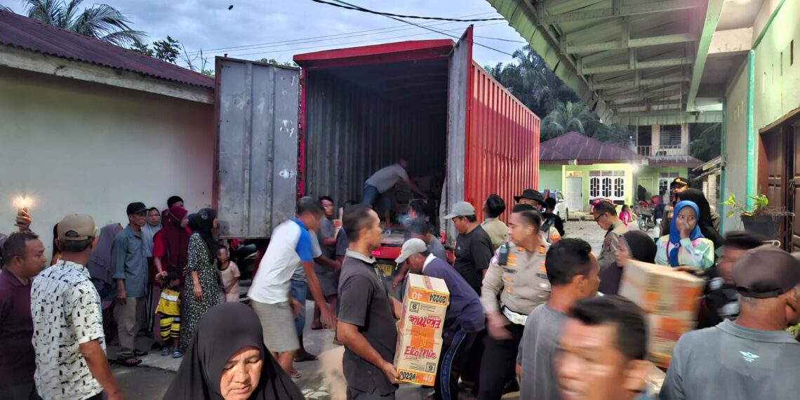 Polres Langkat Salurkan Bantuan untuk Warga Terdampak Banjir di Paya Bengkuang