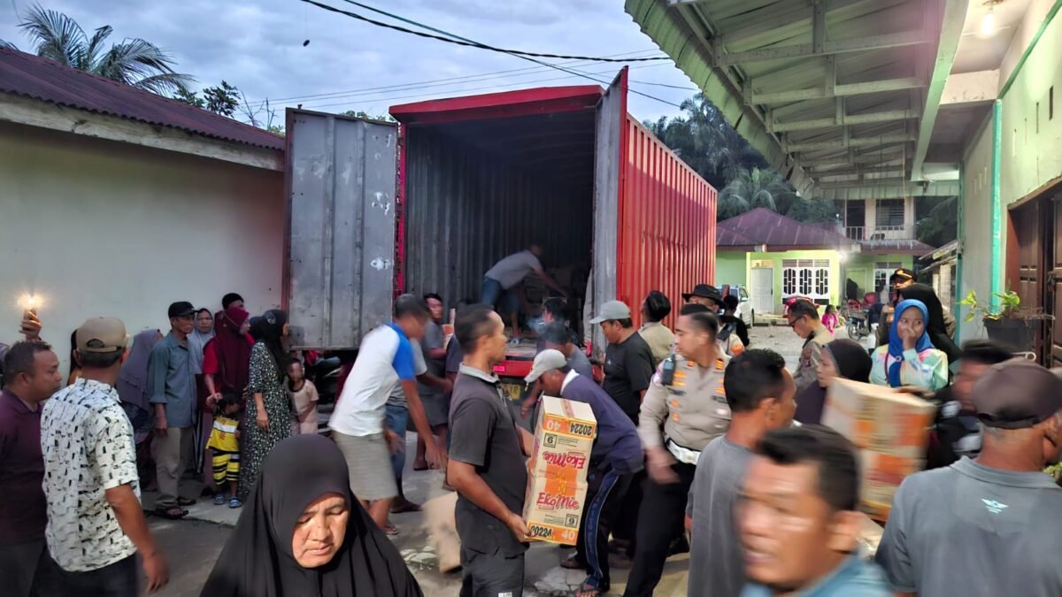 Polres Langkat Salurkan Bantuan untuk Warga Terdampak Banjir di Paya Bengkuang