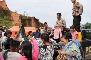 Polres Tapteng Salurkan Bantuan Logistik ke Kecamatan Tukka Pascabencana