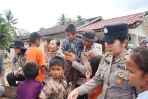 Polwan Polres Padangsidimpuan Dampingi Anak Korban Bencana Lewat Trauma Healing