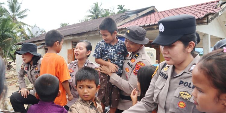 Polwan Polres Padangsidimpuan Dampingi Anak Korban Bencana Lewat Trauma Healing
