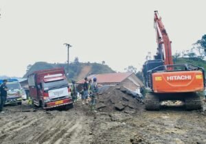 Melawan Menyerah, Agen Penyalur LPG Terjang Jalanan Hancur Distribusi Gas ke Bener Meriah