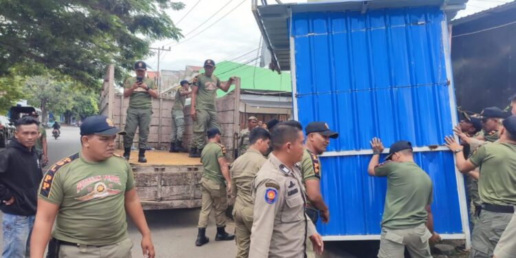 Satpol PP WH Banda Aceh Tertibkan Kios di Simpang Keudah