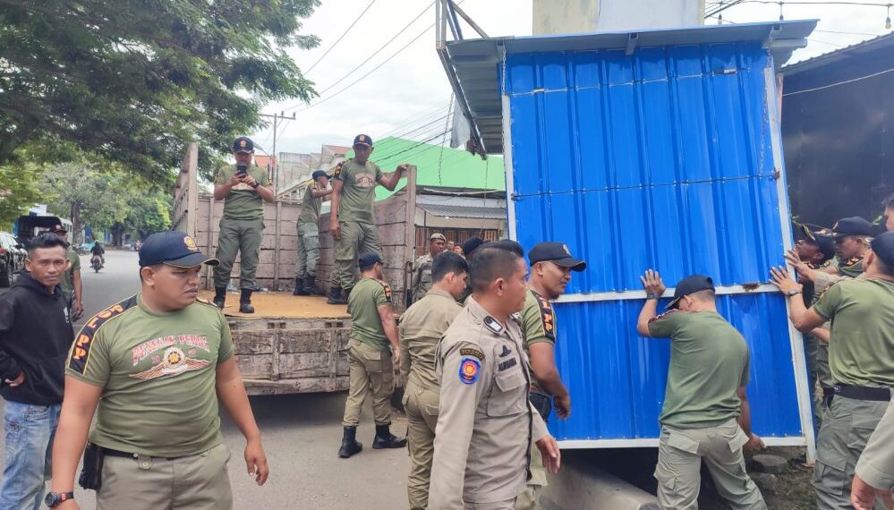 Satpol PP WH Banda Aceh Tertibkan Kios di Simpang Keudah