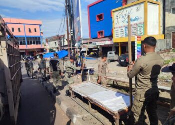 Satpol PP WH Banda Aceh Tertibkan PKL Musiman di Jembatan Peunayong