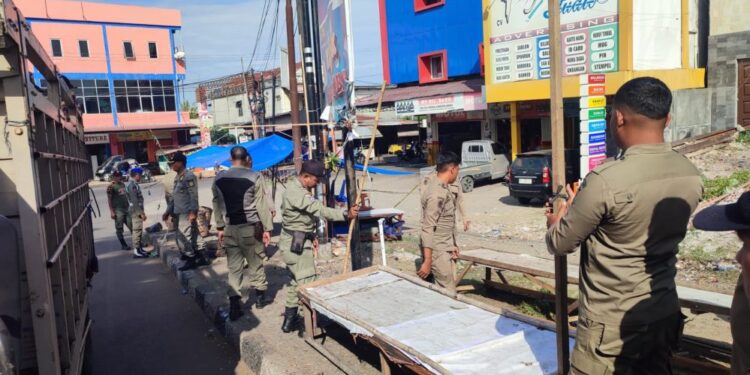 Satpol PP WH Banda Aceh Tertibkan PKL Musiman di Jembatan Peunayong