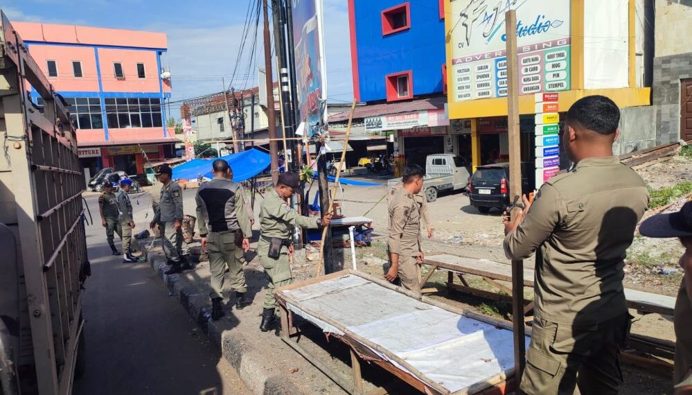 Satpol PP WH Banda Aceh Tertibkan PKL Musiman di Jembatan Peunayong