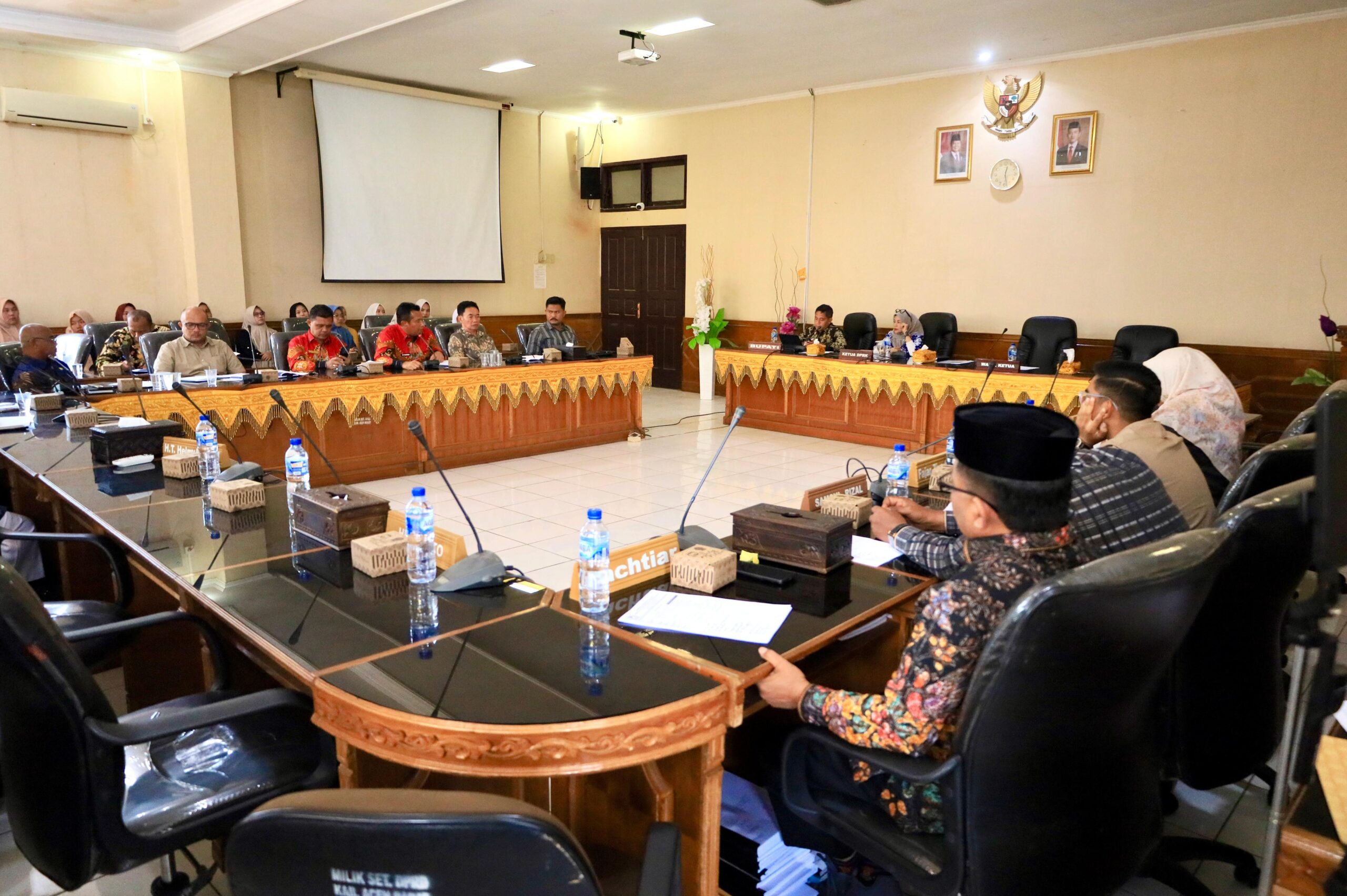 IMG-20260115-WA0062-scaled Pemkab Aceh Barat Bahas Status Tenaga Honorer Nondatabase Dalam RDP DPRK
