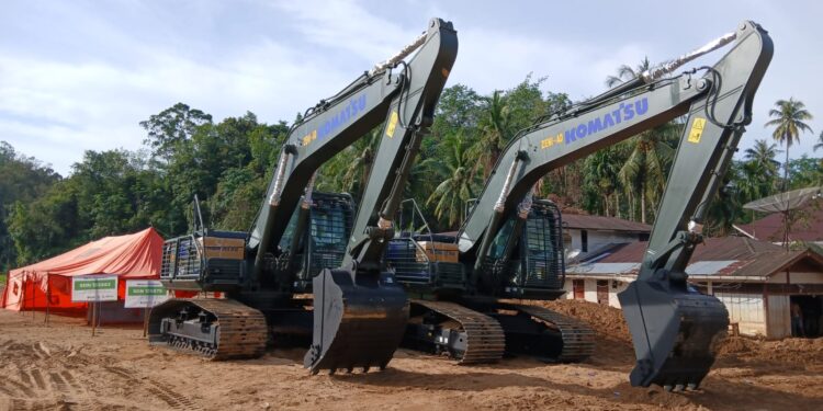 Alat Berat TNI AD Terus Beroperasi Pulihkan Infrastruktur Pascabencana Banjir dan Tanah Longsor
