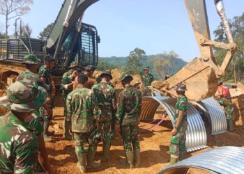 Satgas Gulbencal Kodam I/BB Mulai Pembangunan Jembatan Armco Titik Kedua di Desa Mela Dolok