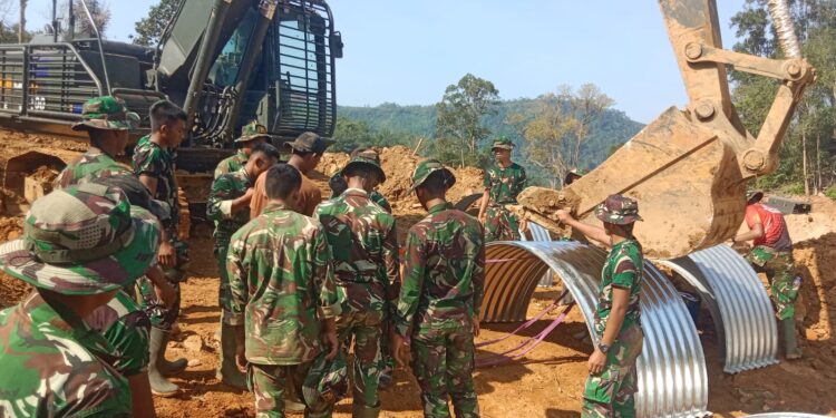 Satgas Gulbencal Kodam I/BB Mulai Pembangunan Jembatan Armco Titik Kedua di Desa Mela Dolok