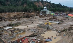 Lumpur Banjir Aceh Dilirik Swasta