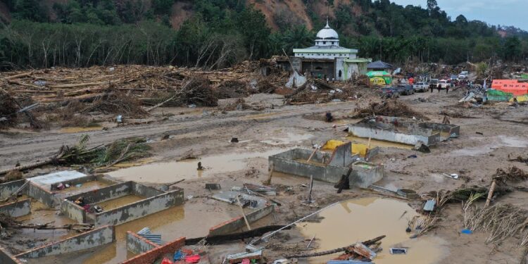 Lumpur Banjir Aceh Dilirik Swasta