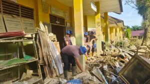 Ditpolairud Polda Aceh Bersihkan Sekolah Terdampak Banjir di Aceh Tamiang