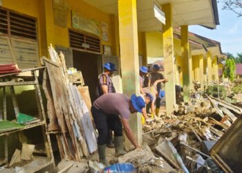 Ditpolairud Polda Aceh Bersihkan Sekolah Terdampak Banjir di Aceh Tamiang
