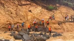 Brimob Polda Sumut Evakuasi 45 Warga Terisolir Banjir di Tapteng