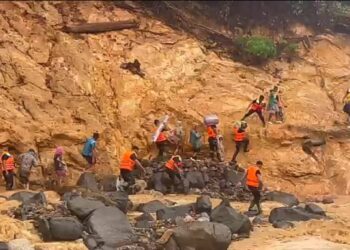 Brimob Polda Sumut Evakuasi 45 Warga Terisolir Banjir di Tapteng