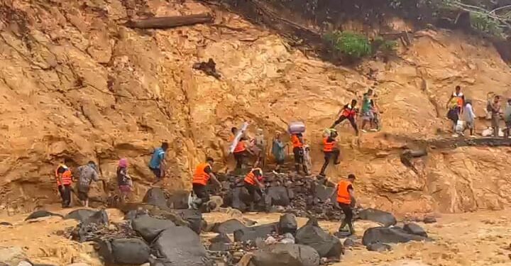 Brimob Polda Sumut Evakuasi 45 Warga Terisolir Banjir di Tapteng