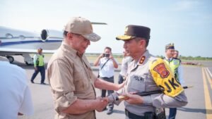 Kapolda Aceh Sambut Menko Polkam di Bandara Malikussaleh Aceh Utara dalam Kunker ke Lokasi Huntara
