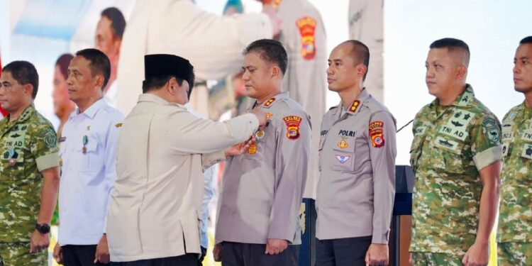 Presiden Prabowo Anugerahkan Tanda Kehormatan kepada Polri atas Dukungan Ketahanan Pangan Nasional