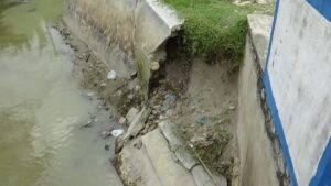 Baru Sebulan, Drainase Rekanan Dinas SDBMBK di Deli Serdang Retak dan Amblas 