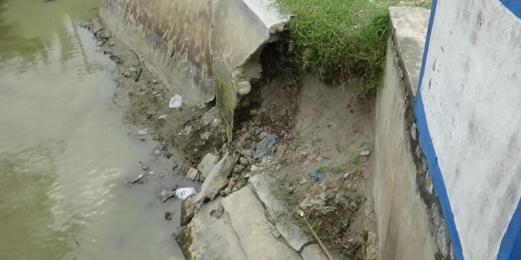 Baru Sebulan, Drainase Rekanan Dinas SDBMBK di Deli Serdang Retak dan Amblas 