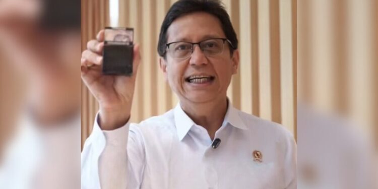 Menteri Kesehatan Budi Gunadi Sadikin mengingatkan bahaya asap rokok bagi perempuan