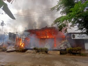 Enam Bangunan Ruko di Tanah Jambo Aye Terbakar