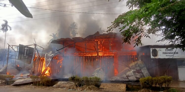 Enam Bangunan Ruko di Tanah Jambo Aye Terbakar
