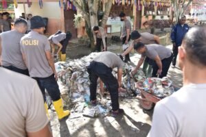 Puluhan Personel Polres Bireuen Bersihkan SD Negeri 2 Kuta Blang Pasca Banjir