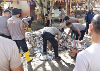 Puluhan Personel Polres Bireuen Bersihkan SD Negeri 2 Kuta Blang Pasca Banjir