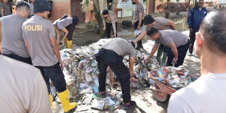 Puluhan Personel Polres Bireuen Bersihkan SD Negeri 2 Kuta Blang Pasca Banjir