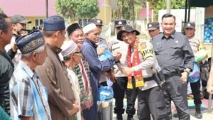 Kapolda Aceh Serahkan 300 Kasur dan Dana Tunggu Hunian untuk Korban Bencana di Ketambe