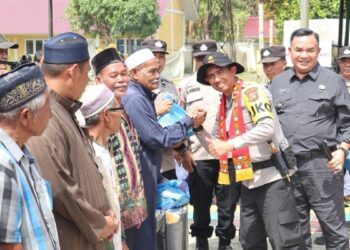 Kapolda Aceh Serahkan 300 Kasur dan Dana Tunggu Hunian untuk Korban Bencana di Ketambe