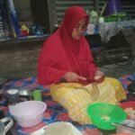 Ajirna menggoreng kue di dapur rumahnya di Kecamatan Montasik, Aceh Besar