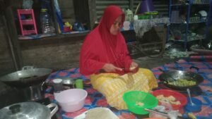 Kisah Ajirna: Menggoreng Rezeki di Pagi Buta demi Keluarga