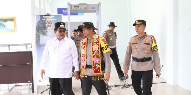 Kapolda Aceh Kunjungi Aceh Singkil Pascabencana