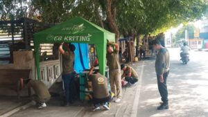 Satpol PP Banda Aceh Tertibkan Lapak PKL di Jalan AMD Batoh