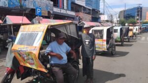 Menunggu Rezeki di Pangkalan Becak