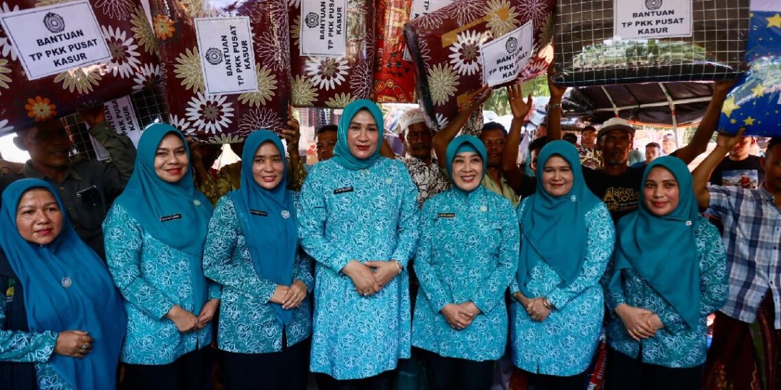 Marlina Dampingi Ketum TP PKK Pusat Salurkan Bantuan ke Sah Raja